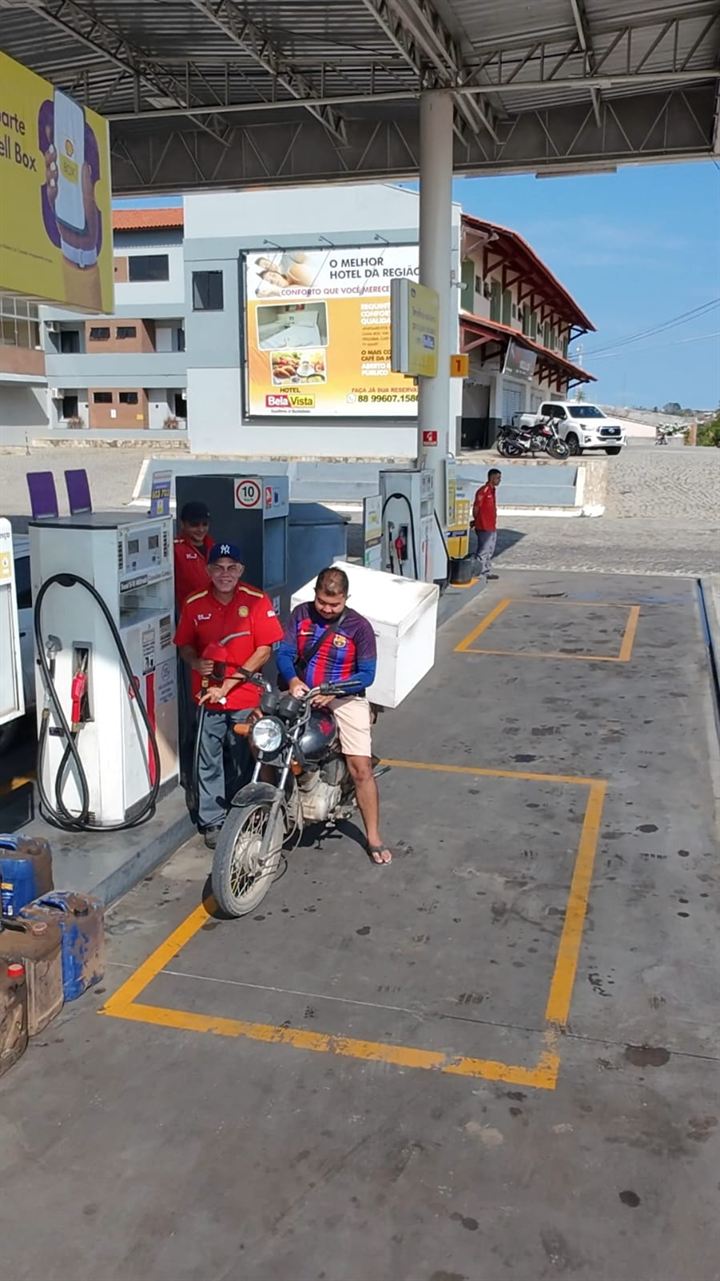 Frentistas do Posto Bela Vista atendendo cliente na pista de abastecimento, em Lavras da Mangabeira