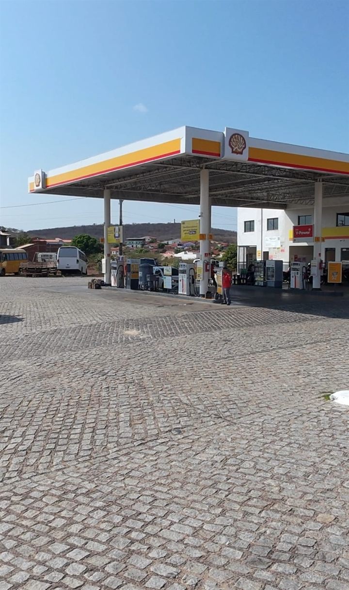 Pista de abastecimento do Posto Bela Vista Shell com placa Shell V-Power, em Lavras da Mangabeira